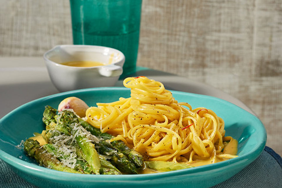 Linguine mit Orangensauce und grünem Spargel