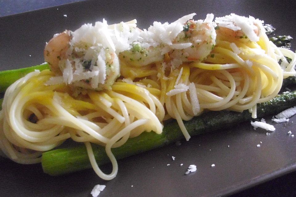 Linguine mit Orangensauce und grünem Spargel