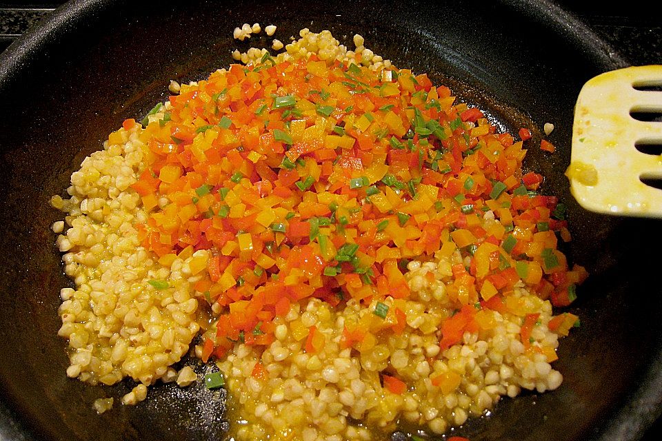 Putenmedaillons auf einer fruchtigen Paprika - Buchweizen - Mischung