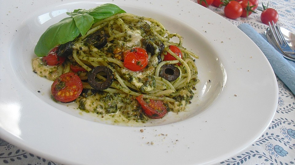 Spaghetti mit Kirschtomaten, Pesto, Oliven und Mozzarella