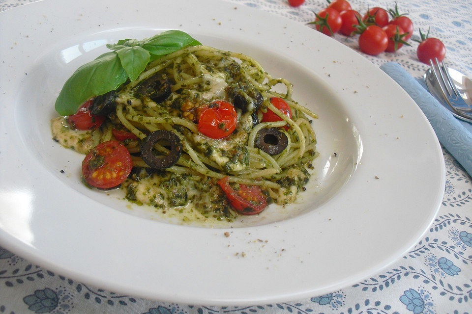 Spaghetti mit Kirschtomaten, Pesto, Oliven und Mozzarella