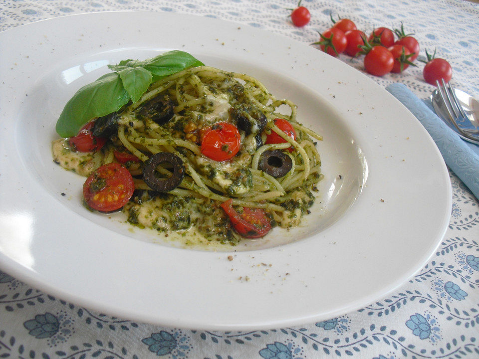 Spaghetti mit Kirschtomaten, Pesto, Oliven und Mozzarella von Engel08 ...