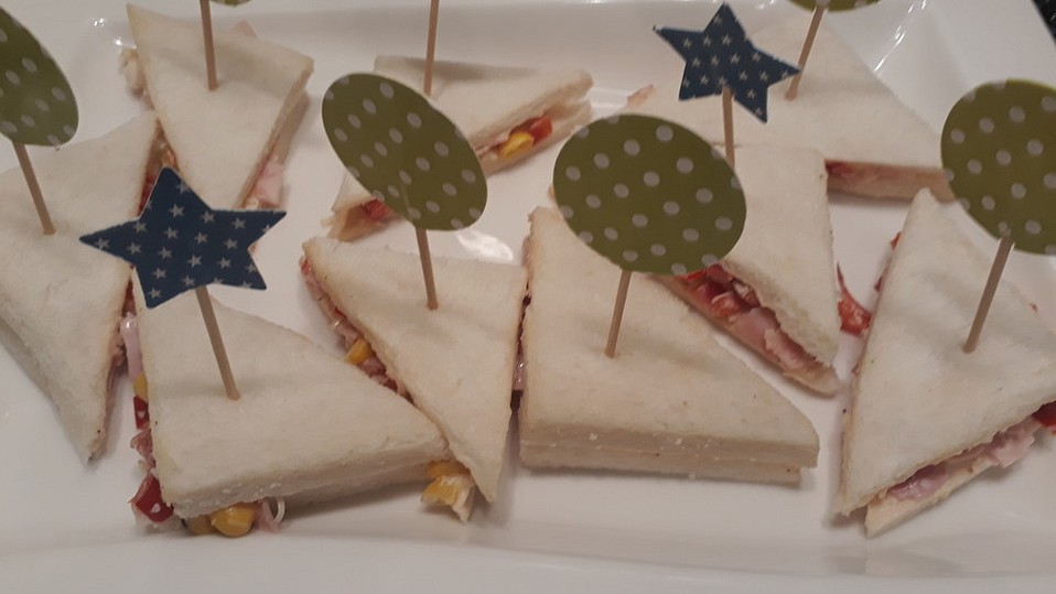 Tramezzini mit Tomaten und Schinken