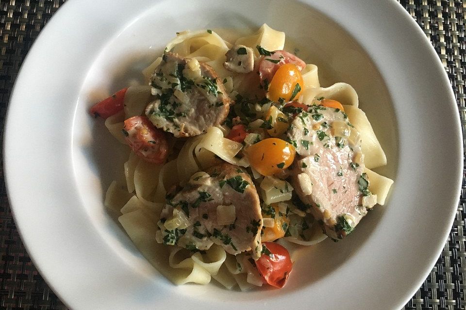 Pasta mit Schweinefilet in Kräutersahne