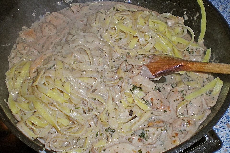 Pasta mit Schweinefilet in Kräutersahne