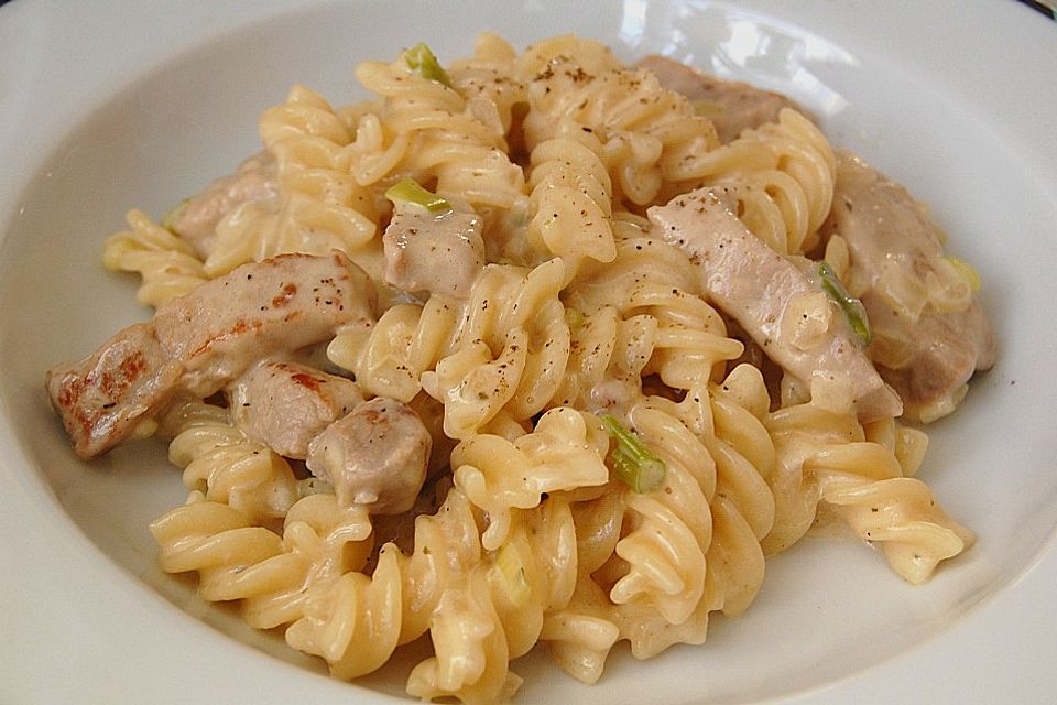 Pasta mit Schweinefilet in Kräutersahne