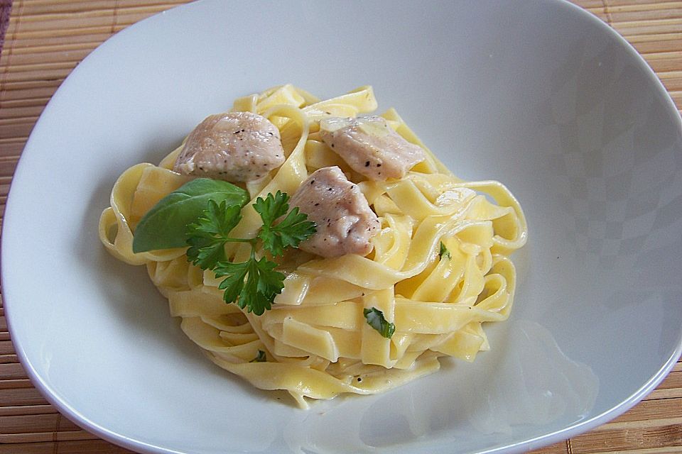 Pasta mit Schweinefilet in Kräutersahne