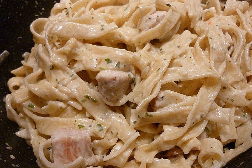 Pasta mit Schweinefilet in Kräutersahne