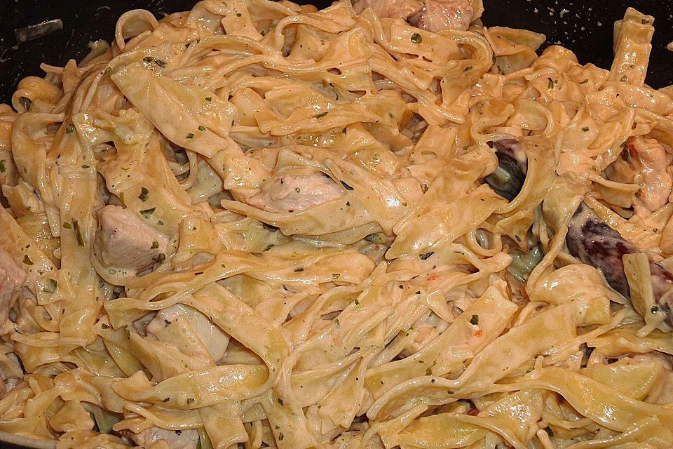 Pasta mit Schweinefilet in Kräutersahne