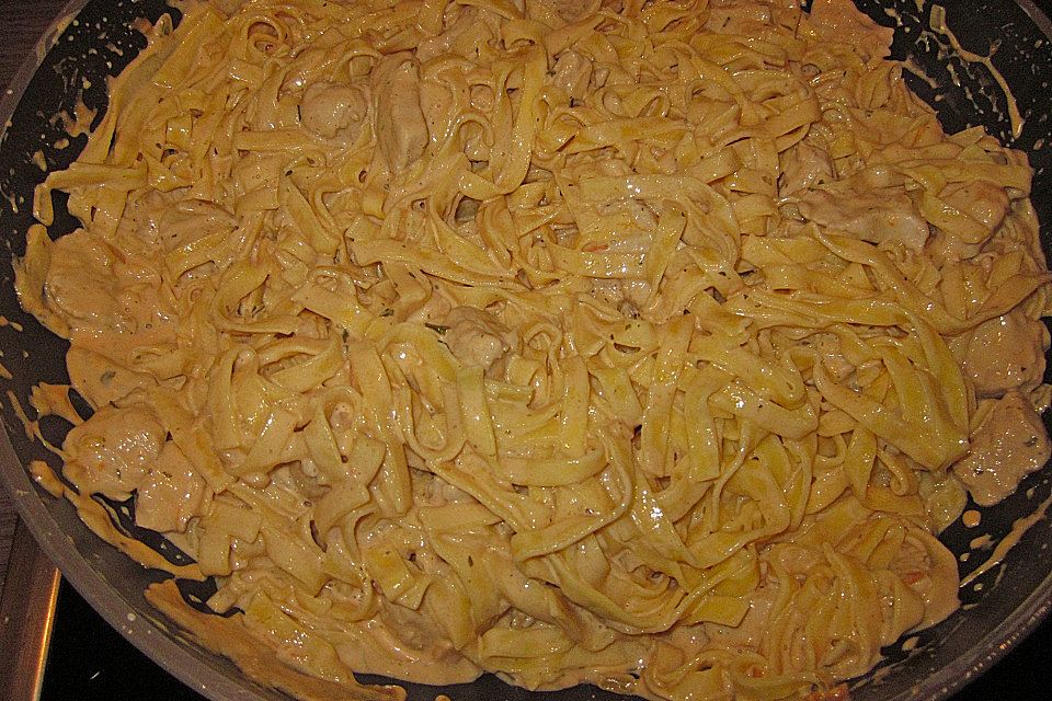 Pasta mit Schweinefilet in Kräutersahne