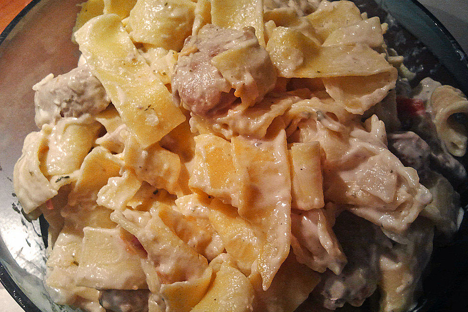 Pasta mit Schweinefilet in Kräutersahne