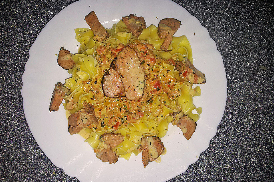 Pasta mit Schweinefilet in Kräutersahne