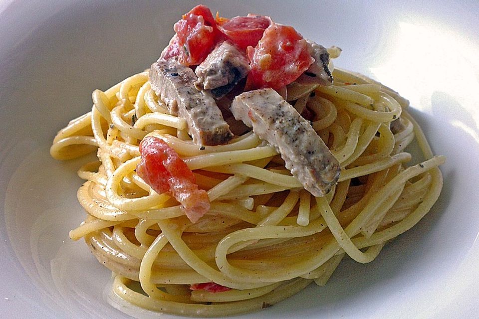 Pasta mit Schweinefilet in Kräutersahne