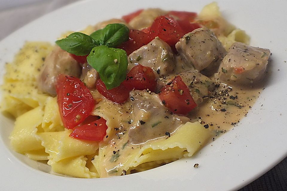 Pasta mit Schweinefilet in Kräutersahne