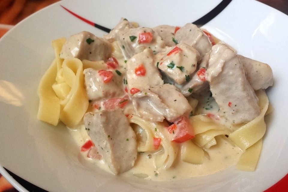 Pasta mit Schweinefilet in Kräutersahne