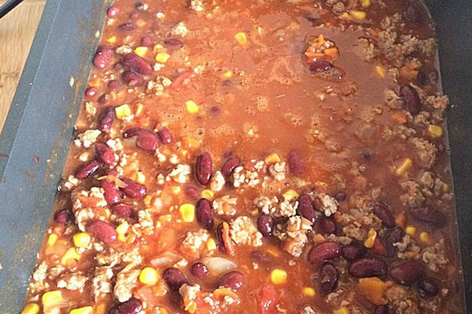 Chili con carne unter Maisbrothaube