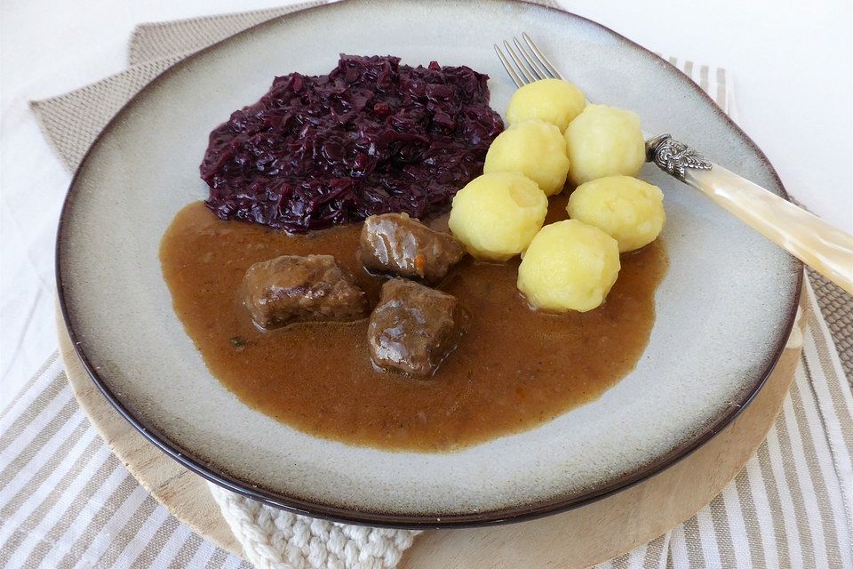 Weihnachtliches Gulasch mit Zimtstangen, Nelken, Koriander und Zitrone