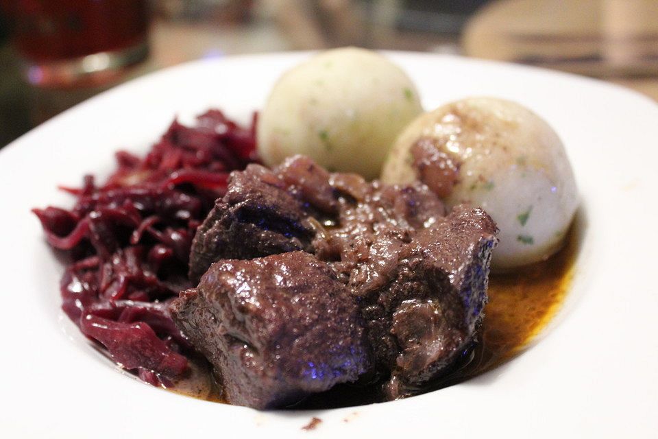 Weihnachtliches Gulasch mit Zimtstangen, Nelken, Koriander und Zitrone