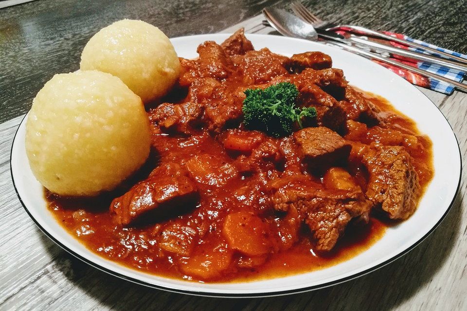 Weihnachtliches Gulasch mit Zimtstangen, Nelken, Koriander und Zitrone