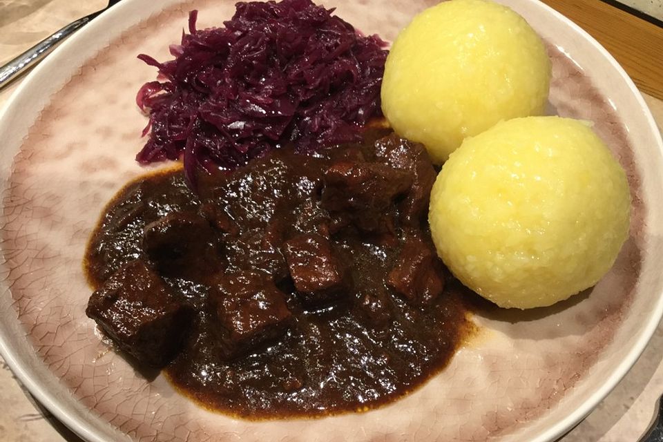 Weihnachtliches Gulasch mit Zimtstangen, Nelken, Koriander und Zitrone