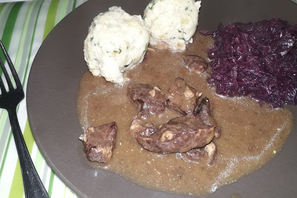 Weihnachtliches Gulasch mit Zimtstangen, Nelken, Koriander und Zitrone