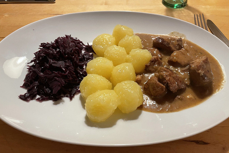 Weihnachtliches Gulasch mit Zimtstangen, Nelken, Koriander und Zitrone