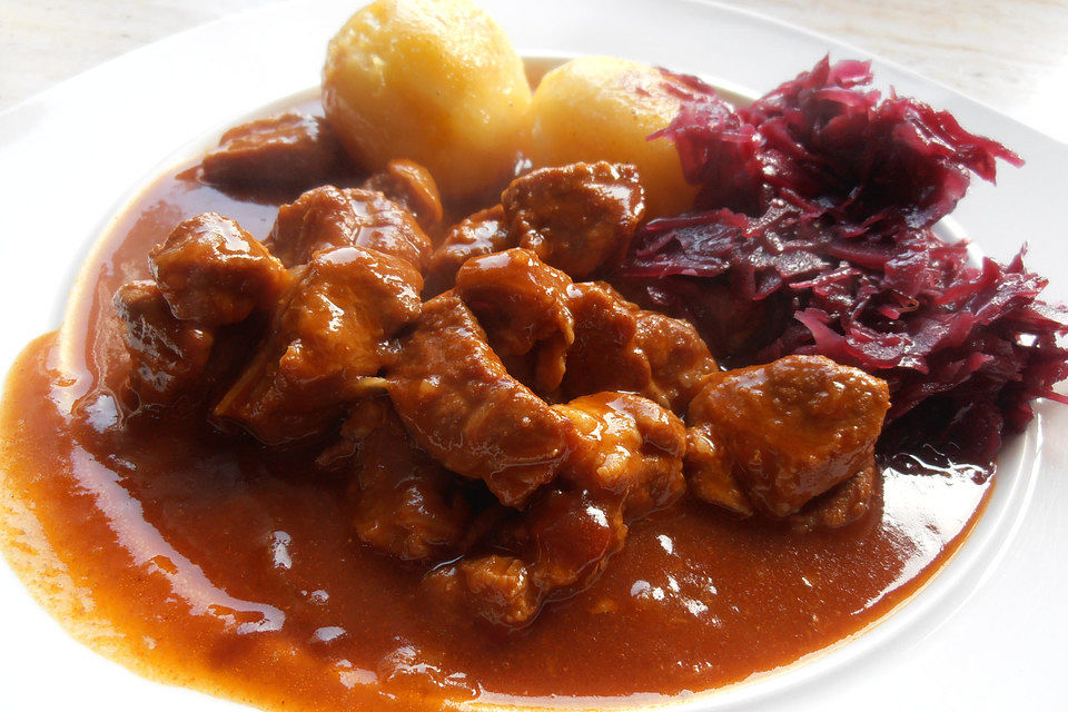 Weihnachtliches Gulasch mit Zimtstangen, Nelken, Koriander und Zitrone