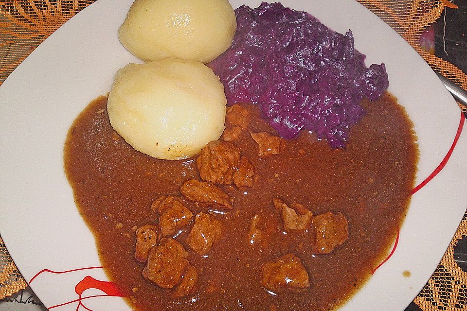 Weihnachtliches Gulasch mit Zimtstangen, Nelken, Koriander und Zitrone