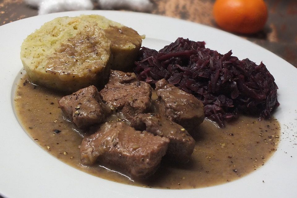 Weihnachtliches Gulasch mit Zimtstangen, Nelken, Koriander und Zitrone