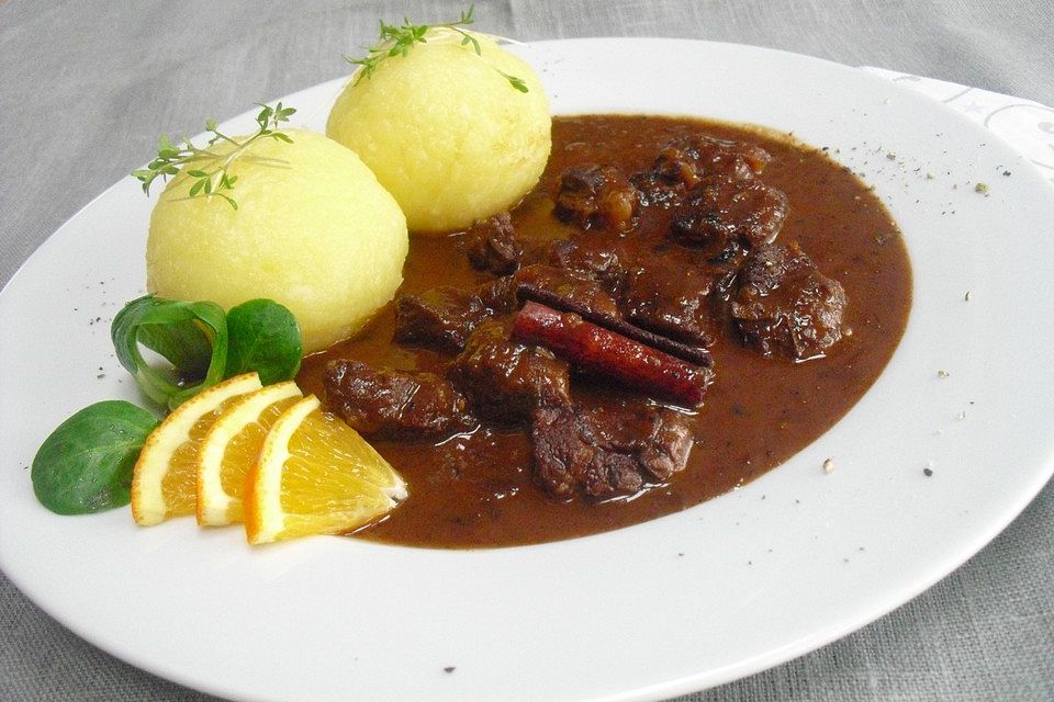 Weihnachtliches Gulasch mit Zimtstangen, Nelken, Koriander und Zitrone