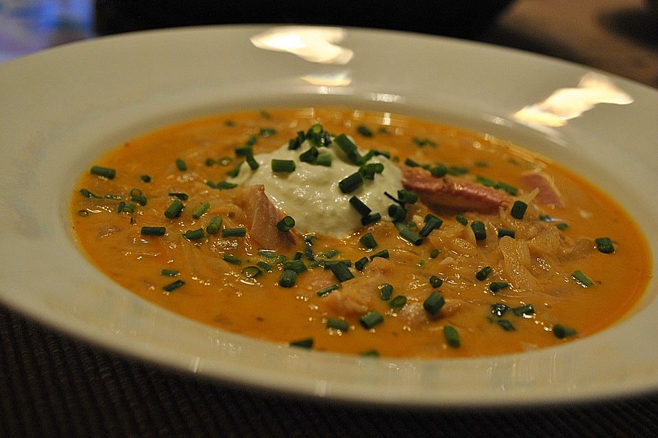 Sauerkrautsuppe mit geräucherter Forelle