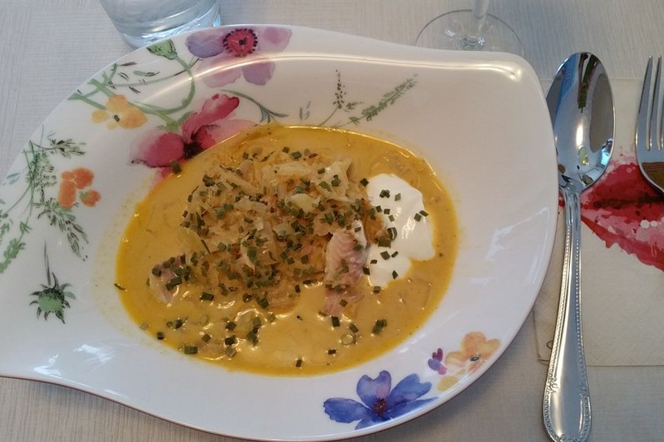 Sauerkrautsuppe mit geräucherter Forelle