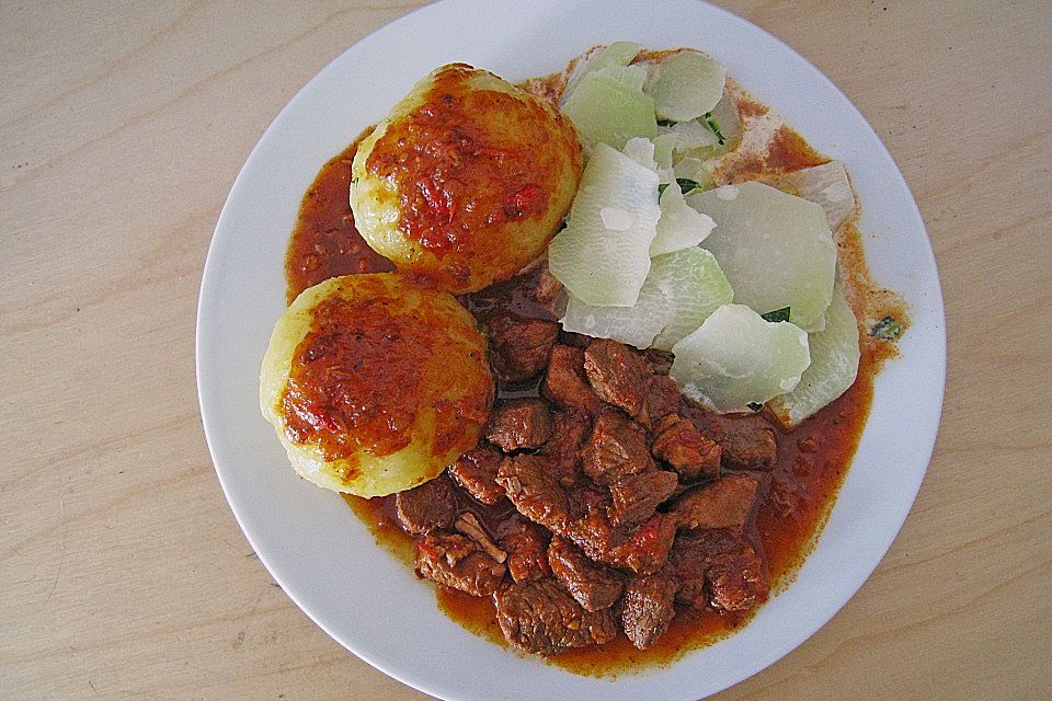 Ungarisches Gulasch mit frischer Paprika und Tomaten