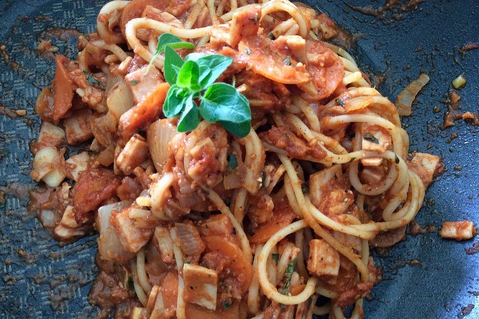 Pasta mit scharfer Tomatensoße