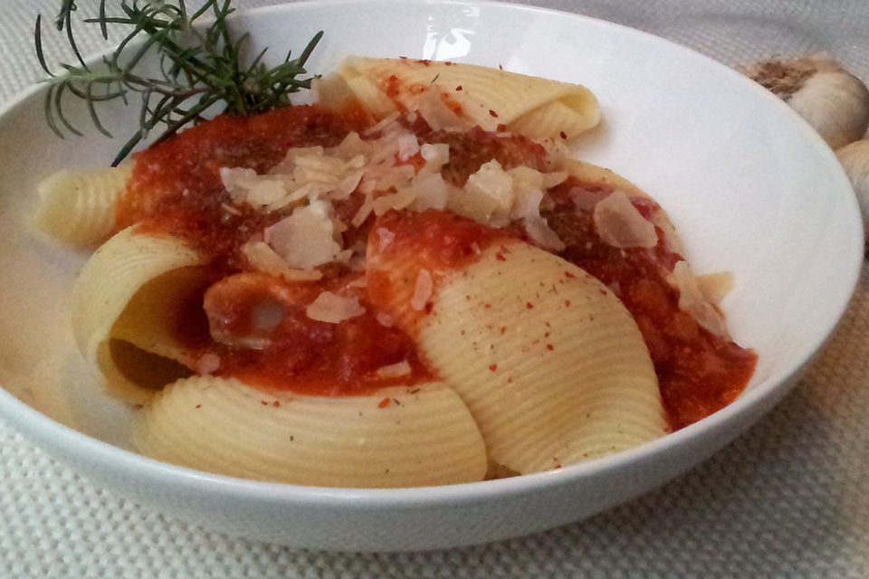 Pasta mit scharfer Tomatensoße