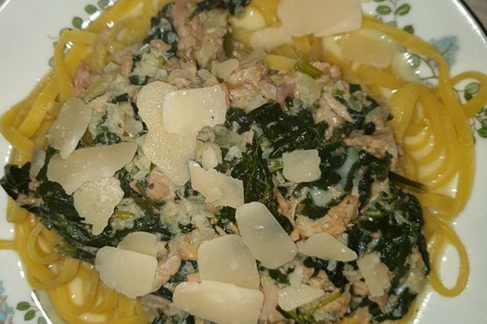 Nudeln in Thunfisch - Soße mit Mangold und Parmesan