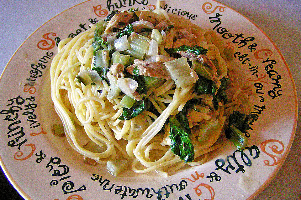 Nudeln in Thunfisch - Soße mit Mangold und Parmesan