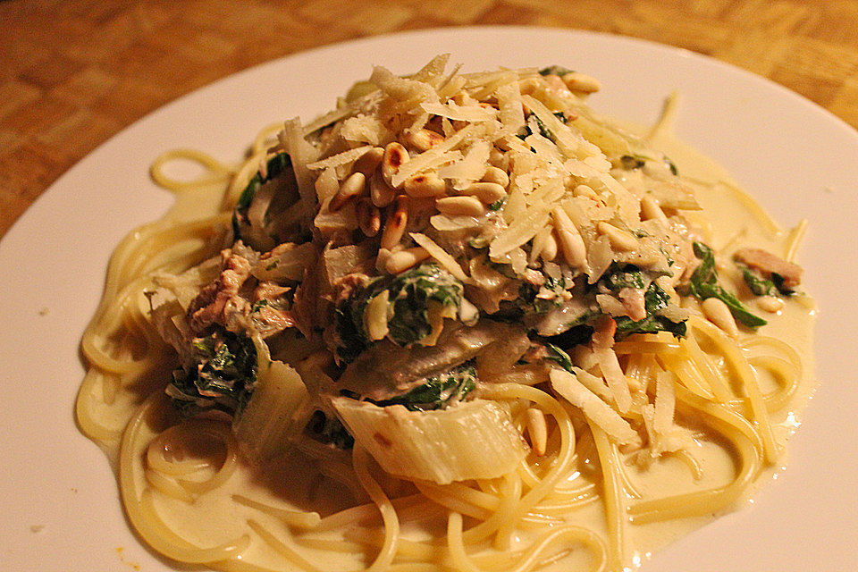 Nudeln in Thunfisch - Soße mit Mangold und Parmesan