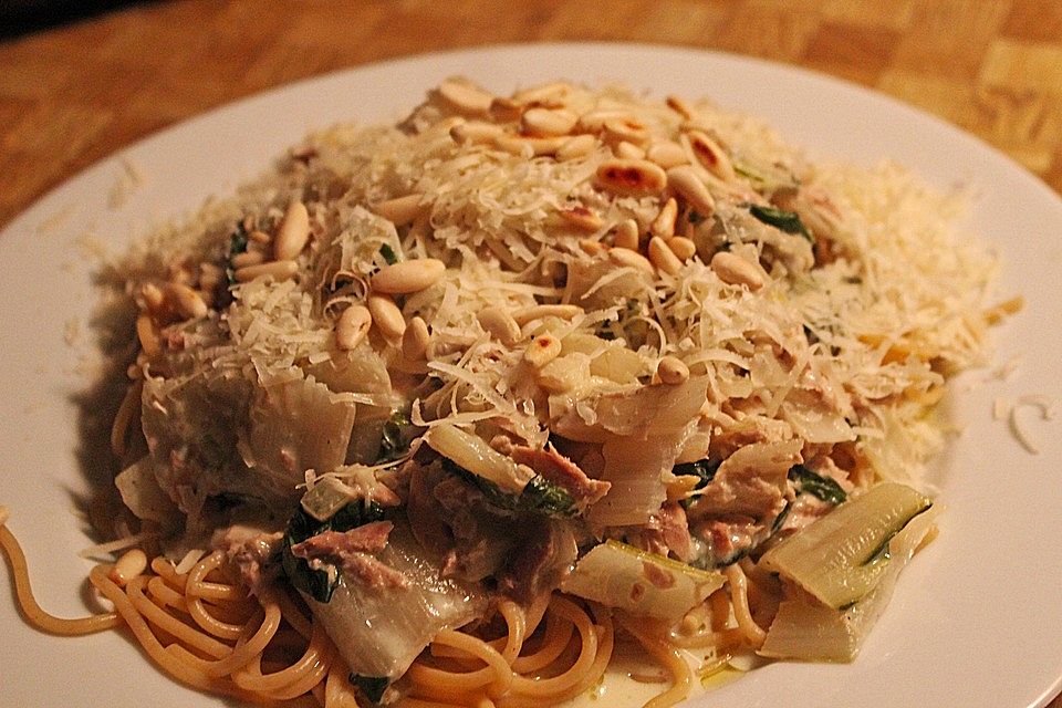 Nudeln in Thunfisch - Soße mit Mangold und Parmesan