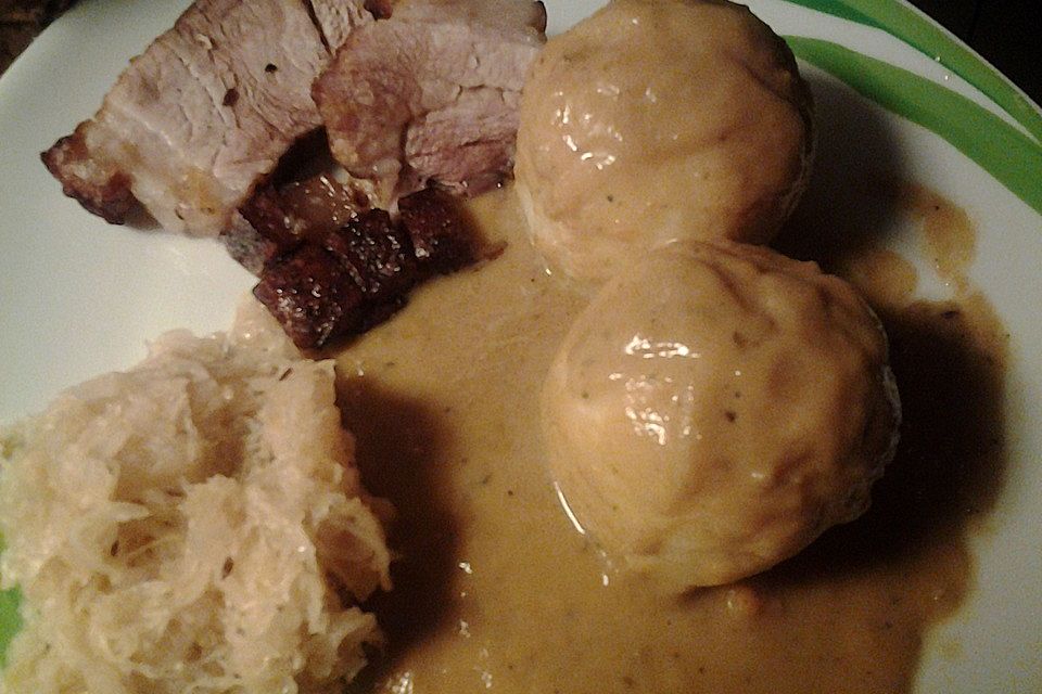 Schulterbraten mit Knochen und Schwarte in Biersauce