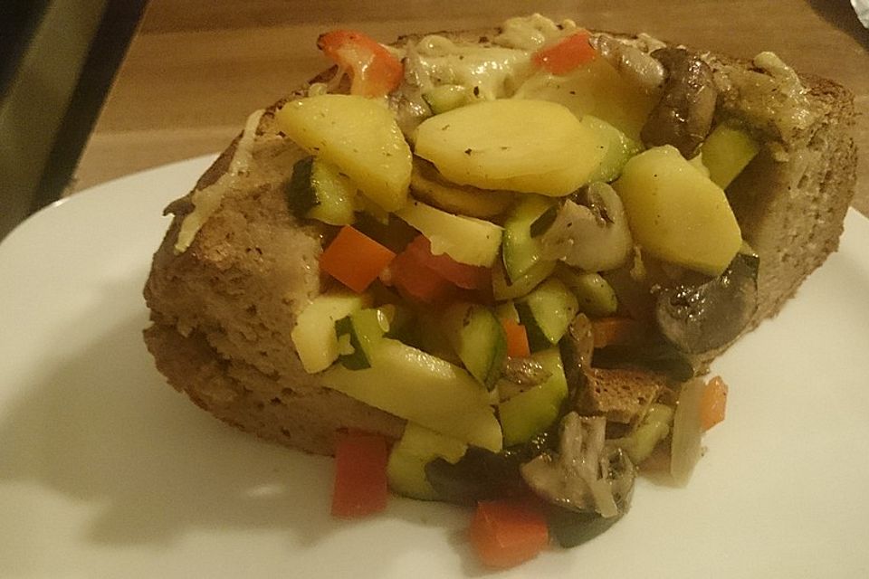 Gemüse mit Fetakäse in Brot