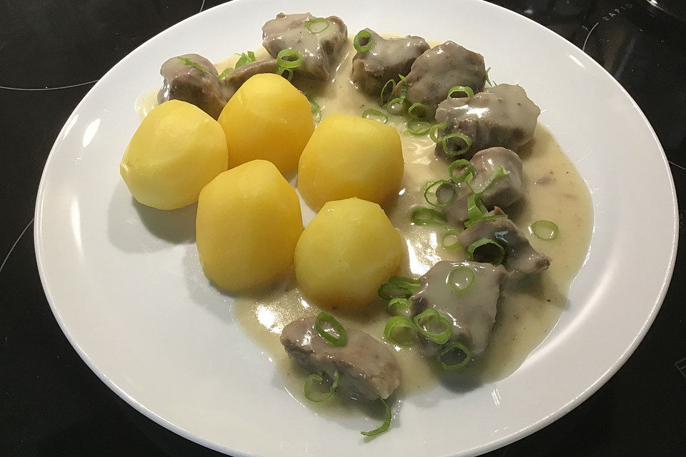 Gekochtes Rindfleisch mit heller Sauce