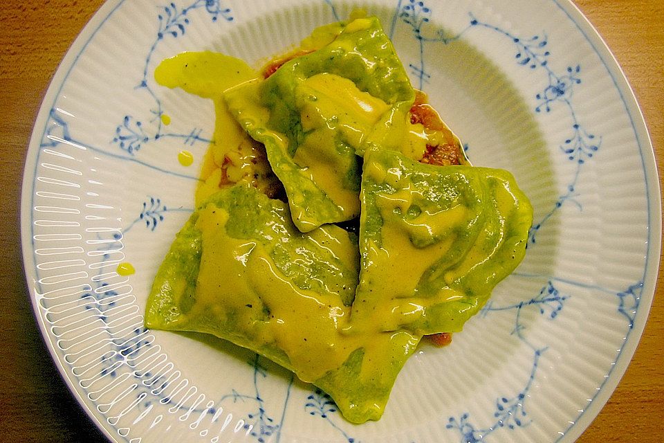 Ravioli mit Lachsfüllung an Safransauce