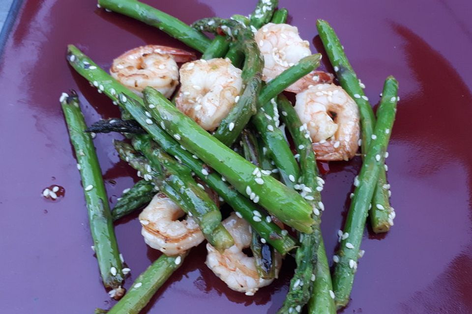 Grüner Spargelsalat mit Garnelen und Sesam