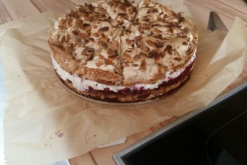 Baiser - Torte mit Himbeer - oder Brombeercreme