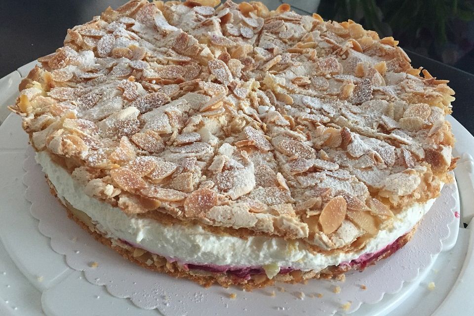 Baiser - Torte mit Himbeer - oder Brombeercreme