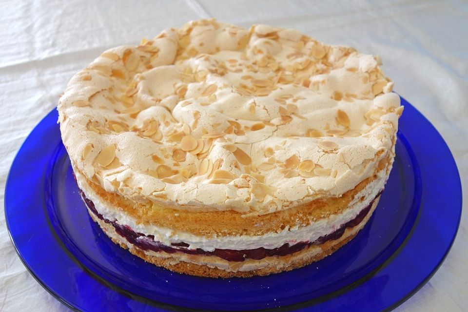 Baiser - Torte mit Himbeer - oder Brombeercreme