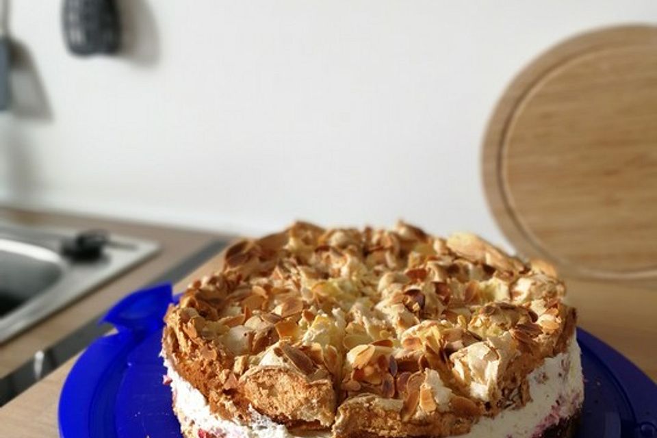 Baiser - Torte mit Himbeer - oder Brombeercreme