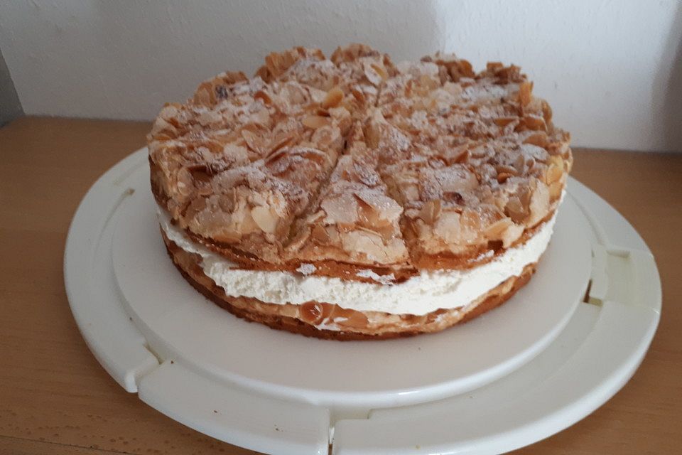 Baiser - Torte mit Himbeer - oder Brombeercreme