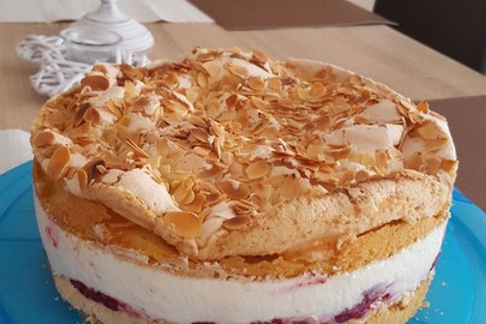 Baiser - Torte mit Himbeer - oder Brombeercreme